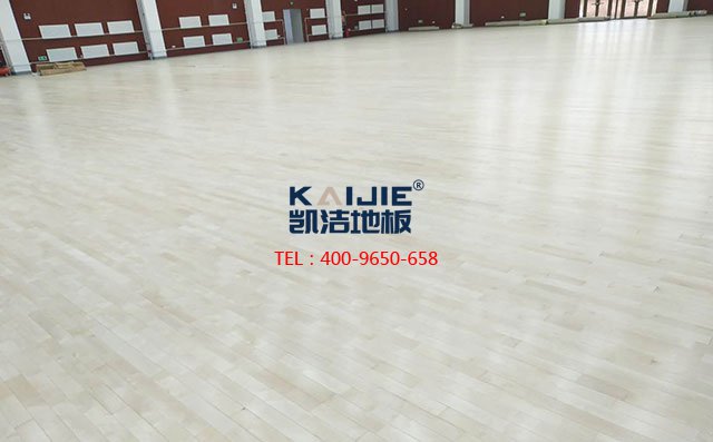 專業(yè)籃球館木地板怎么翻新？籃球木地板翻新多少錢——?jiǎng)P潔地板