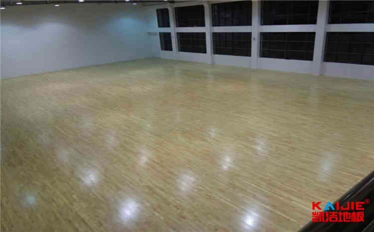 廣東楓樺木體育地板施工工藝