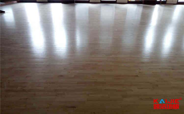 運動木地板原木色就會存在色差